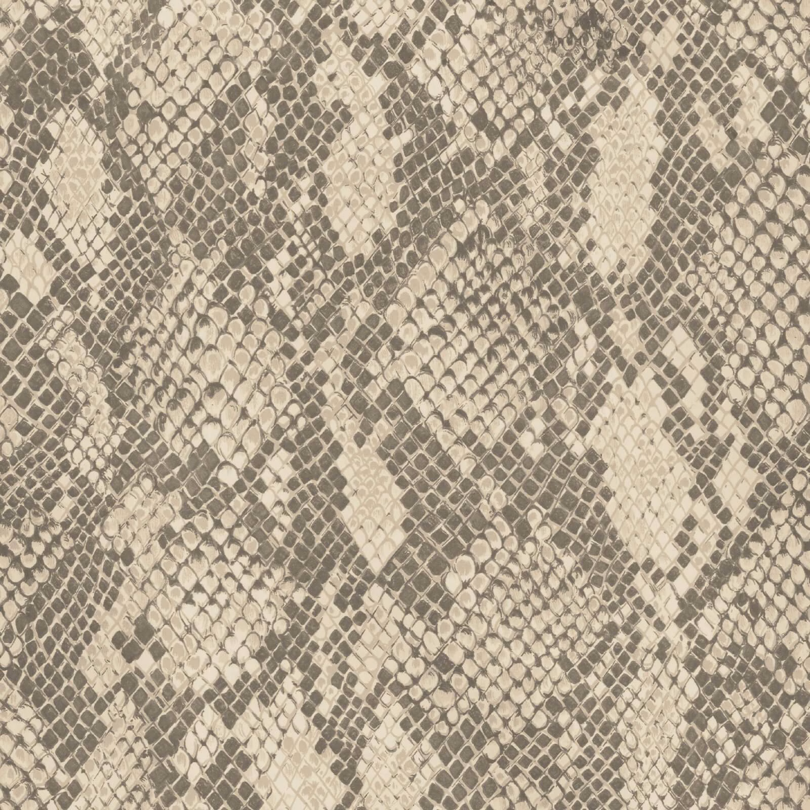 Cream and taupe-grey wallpaper with an irregular overlapping snakeskin-scale pattern