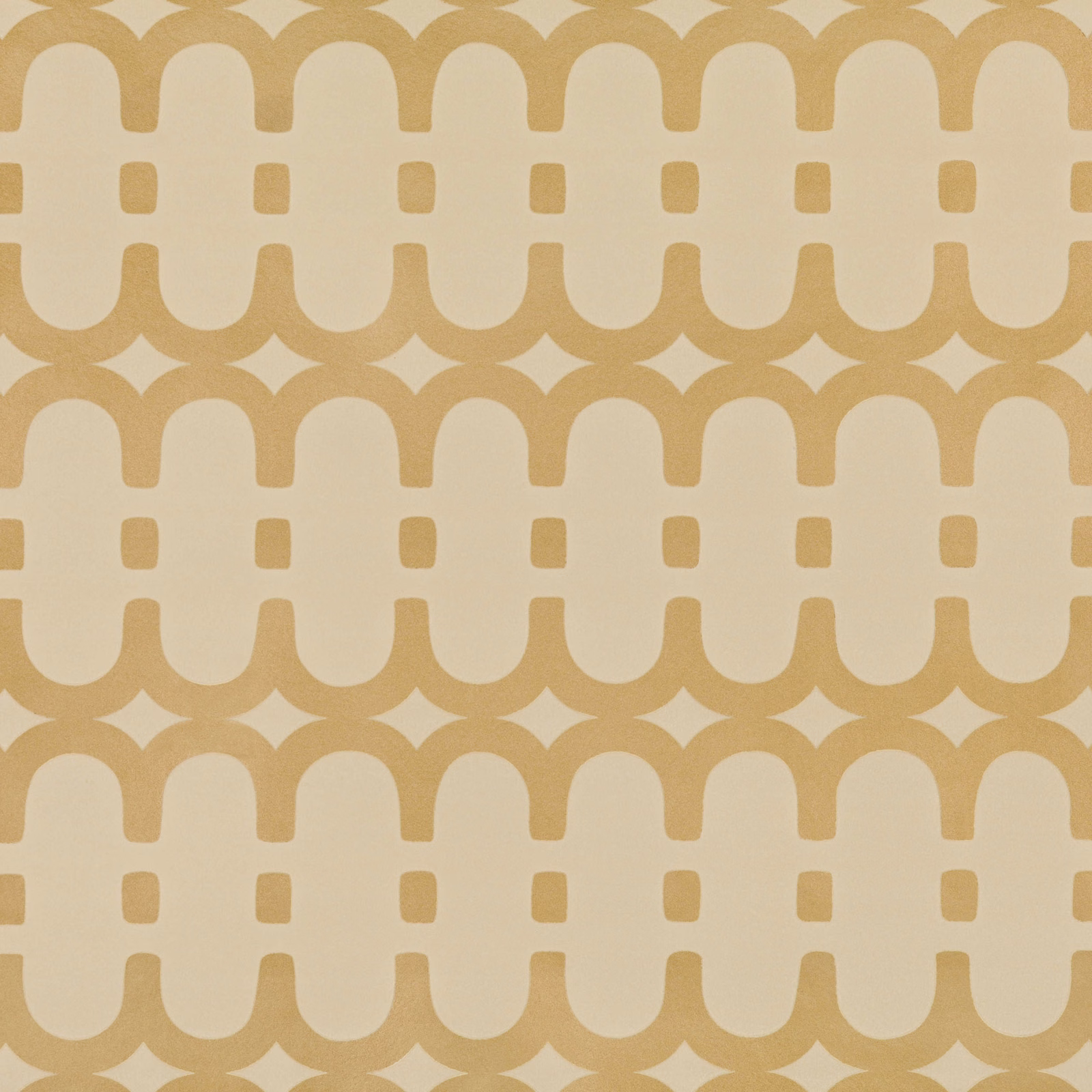 Warm ochre-gold interlocking arches and cream loops in a repeating geometric wallcovering