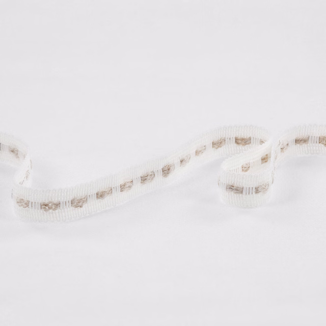 Pale ivory fine weave with a winding band of tiny taupe accents