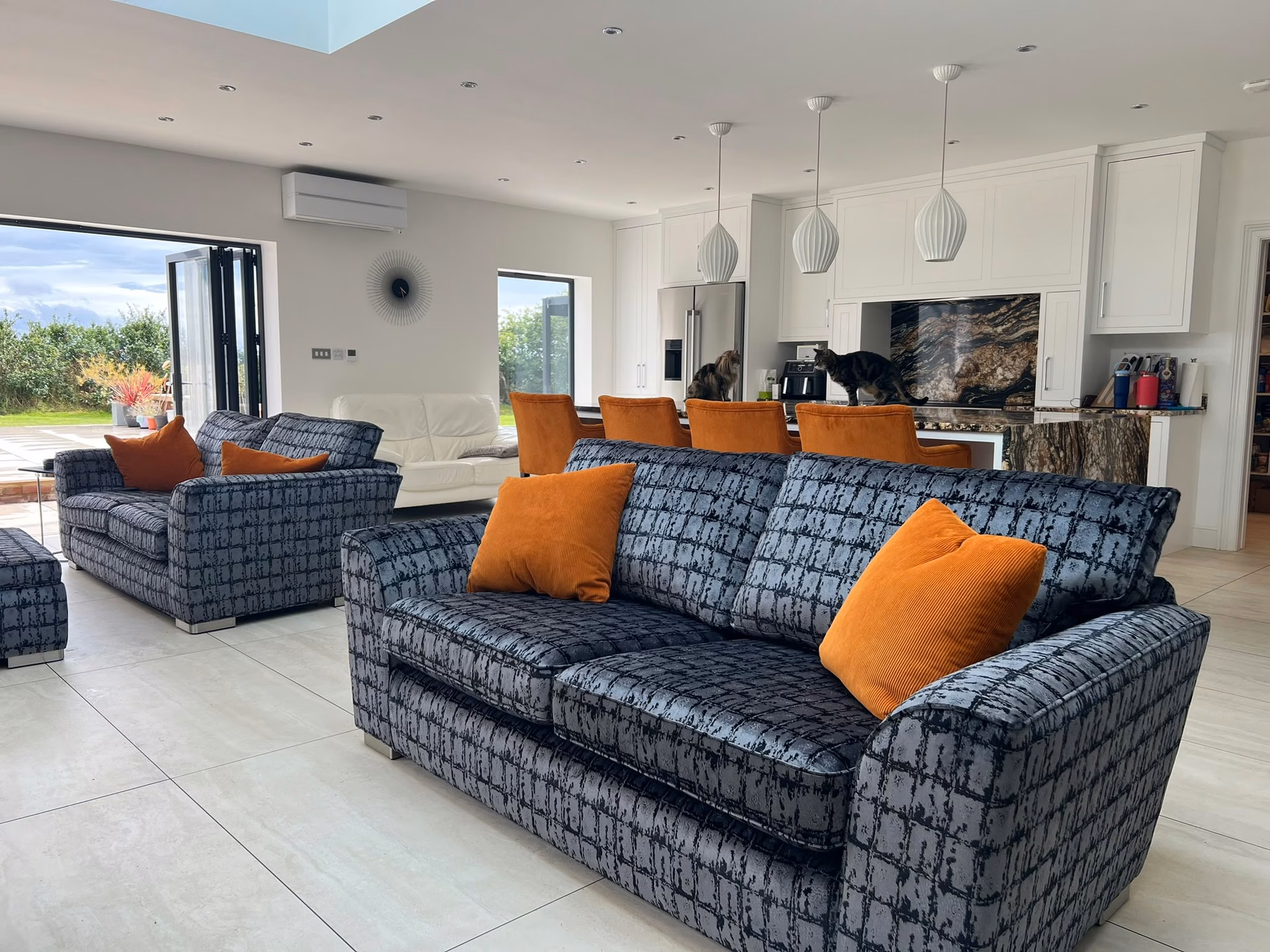 The same room with the new sofas in blue and orange